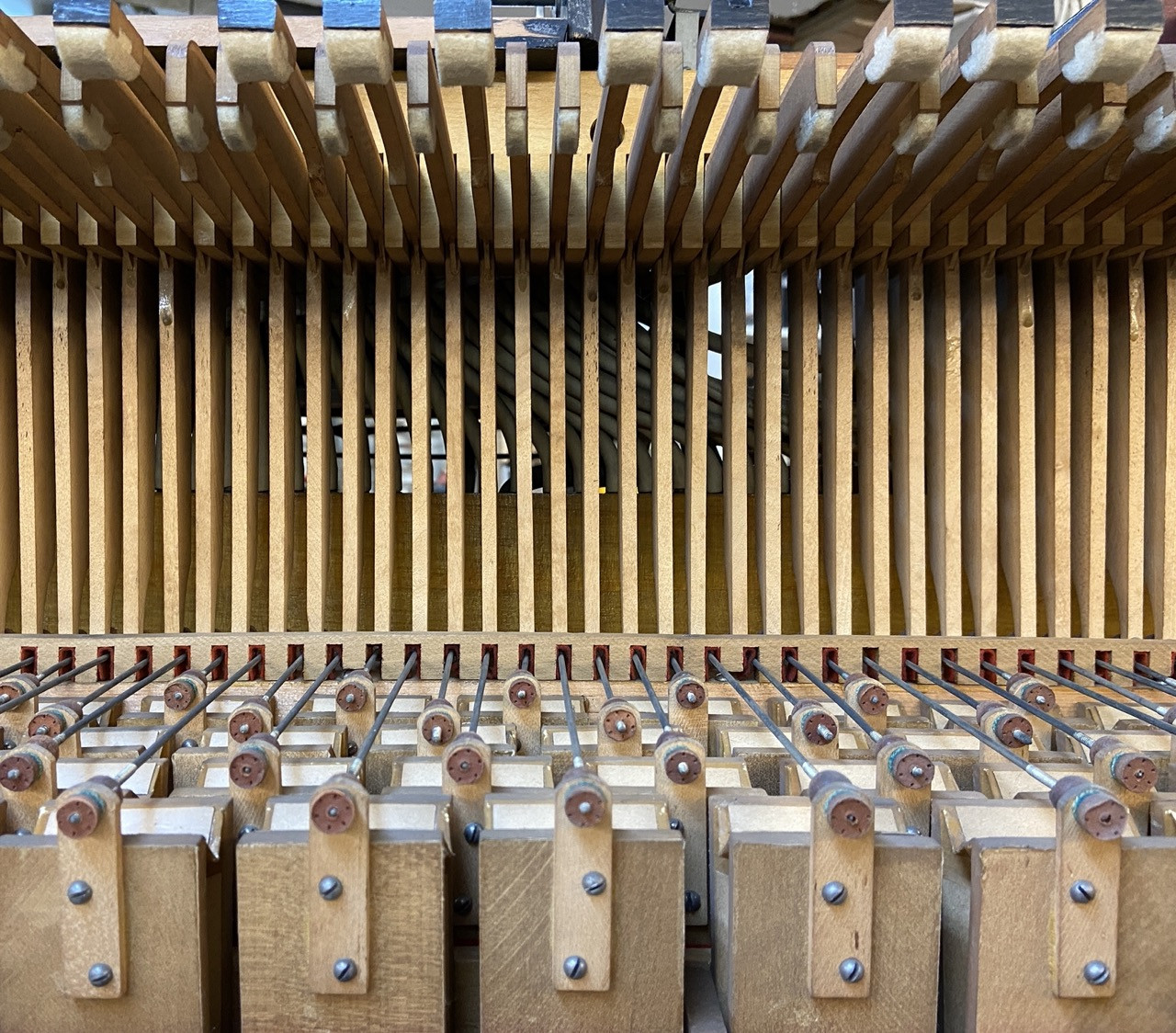 Foto: Nahaufnahme einer mechanischen Apparatur aus Holz