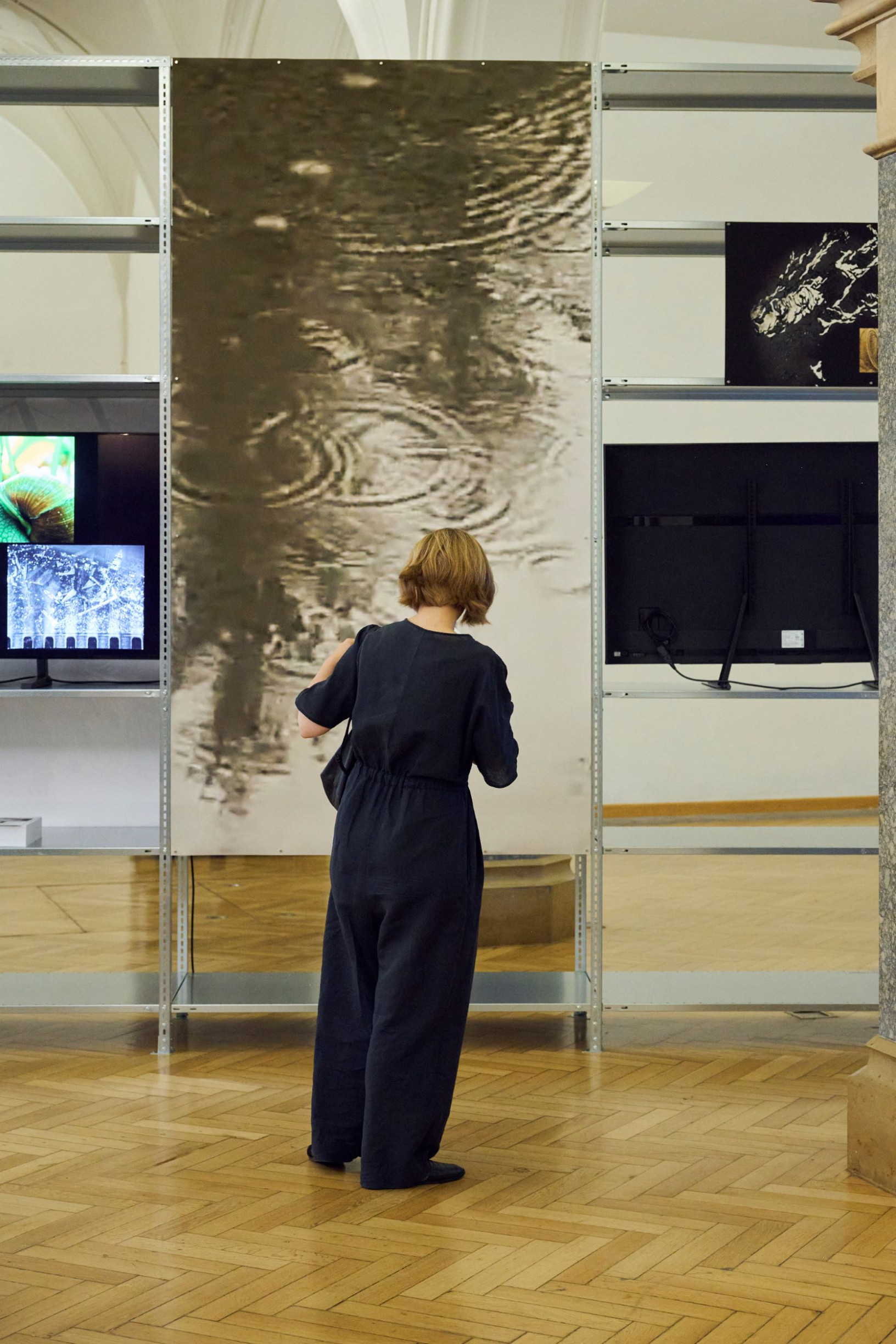 Besucherin-vor-Alexander-Kluge-Installation- Austellung-Onside-Offside-Rathausgalerie