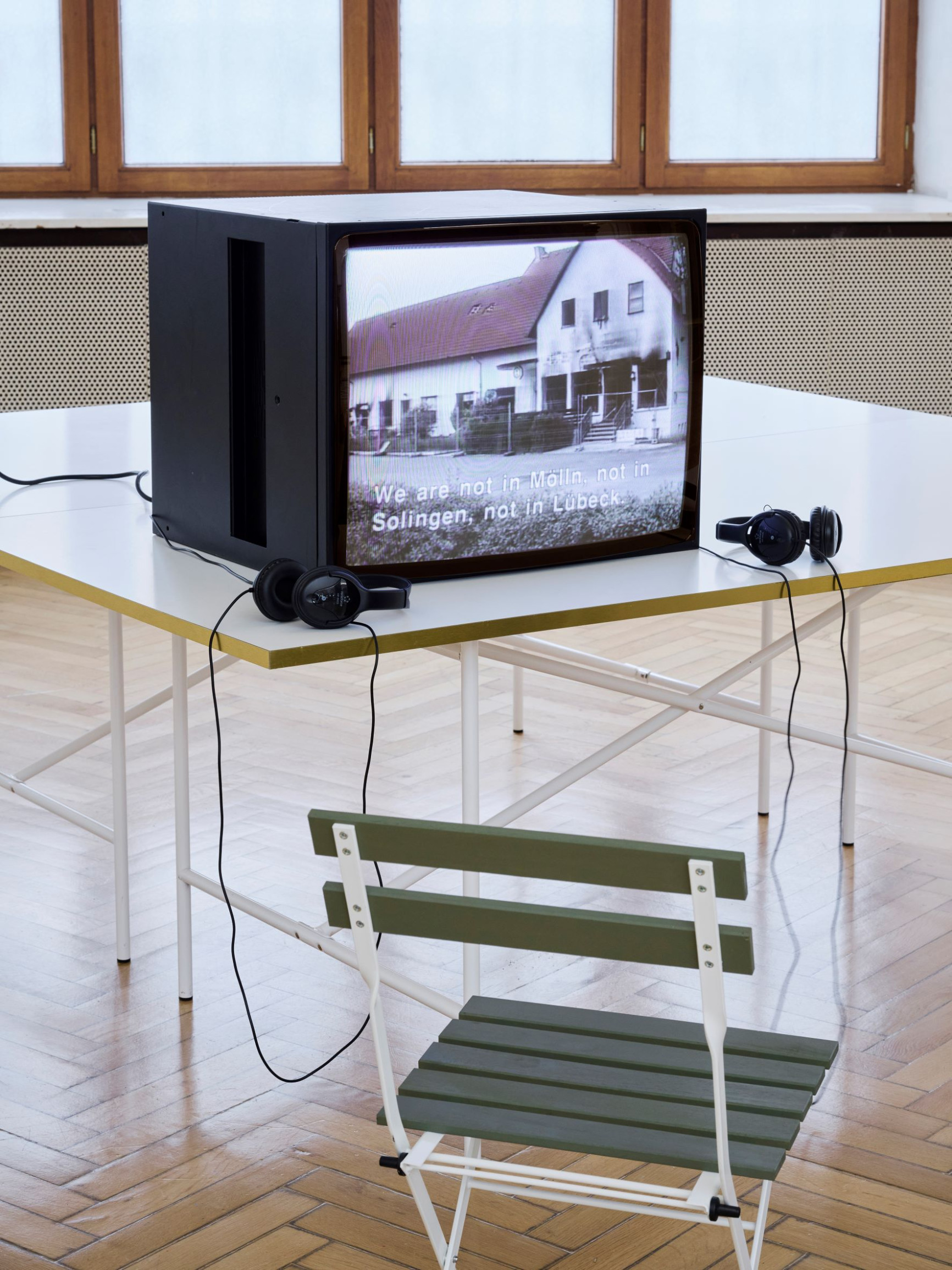 alter-roehrenfernseher-mit-videoarbeit-von-hito-steyrl-babenhausen-teil-der-ausstellung-onside-offside-rathausgalerie