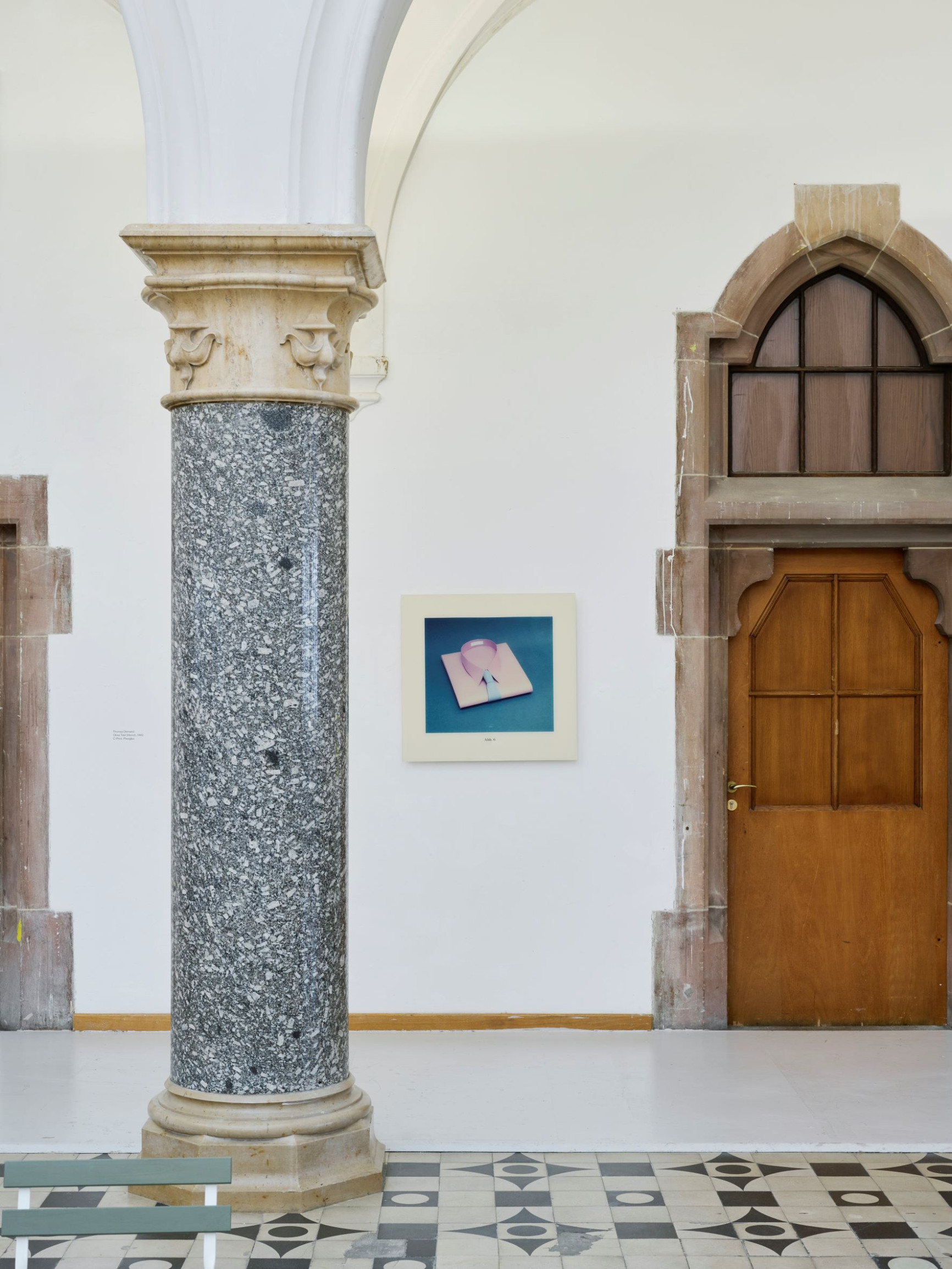 Fotografie-mit-papierhemd-von-thomas-demand-an-ausstellungswand-teil-der-ausstellung-onside-offside-rathausgalerie