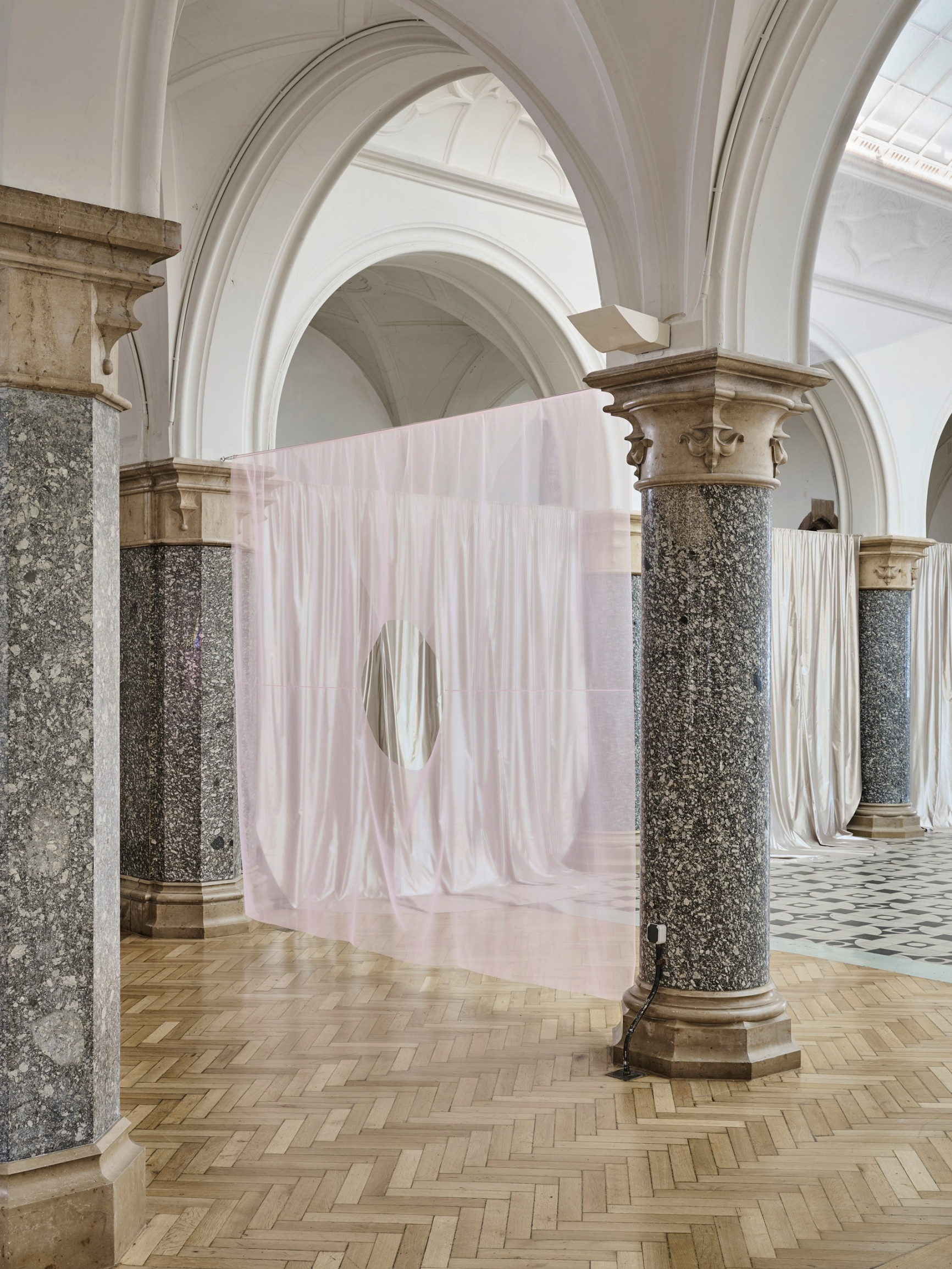 Rathaus Galerie München Ayzit Bostan Palast 03 Fabian Frinzel